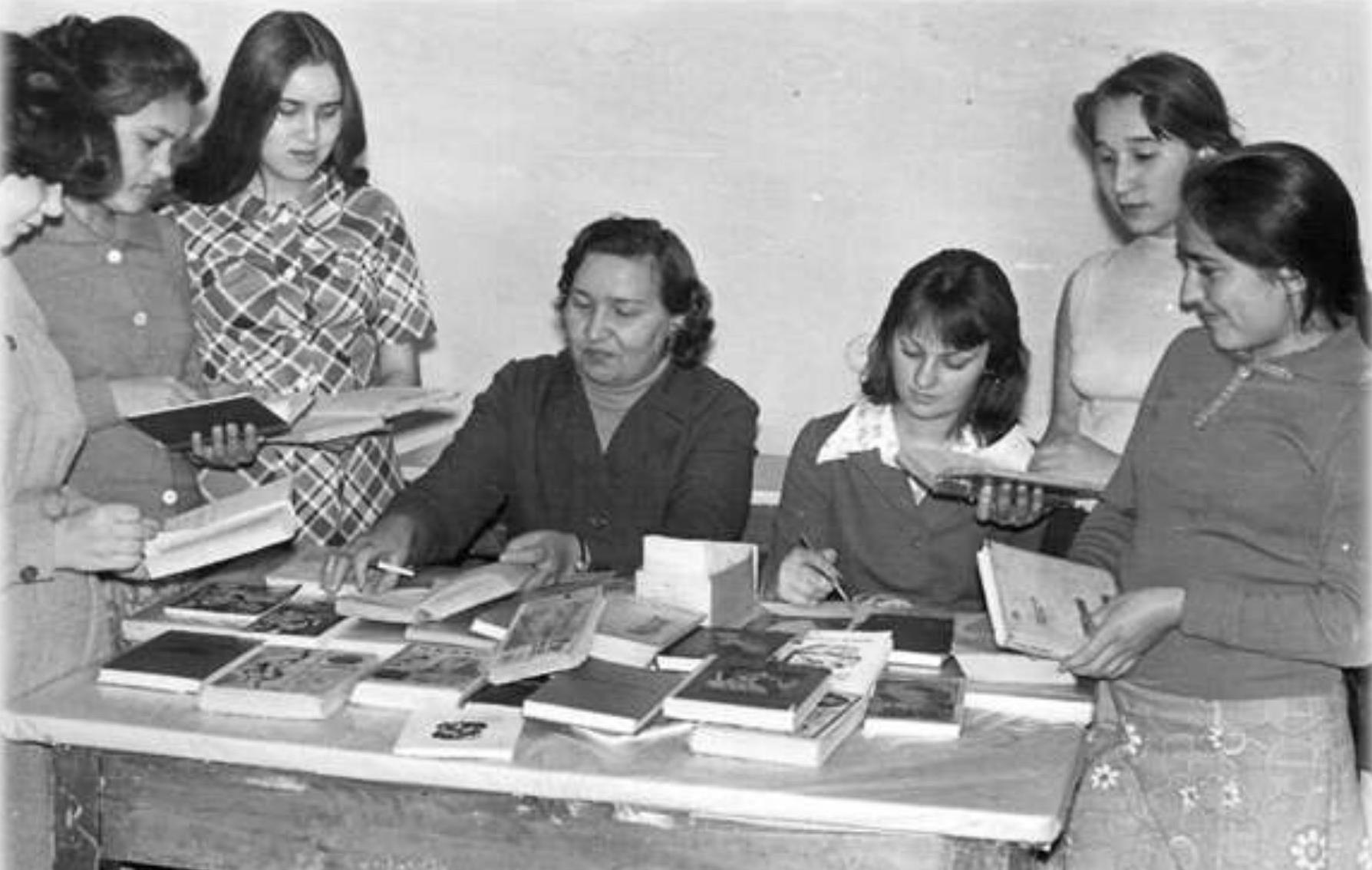 Рифа Фаттаховна Ахатова. 1980 год. Пункт выдачи в общежитии фармацевтического училища. Image